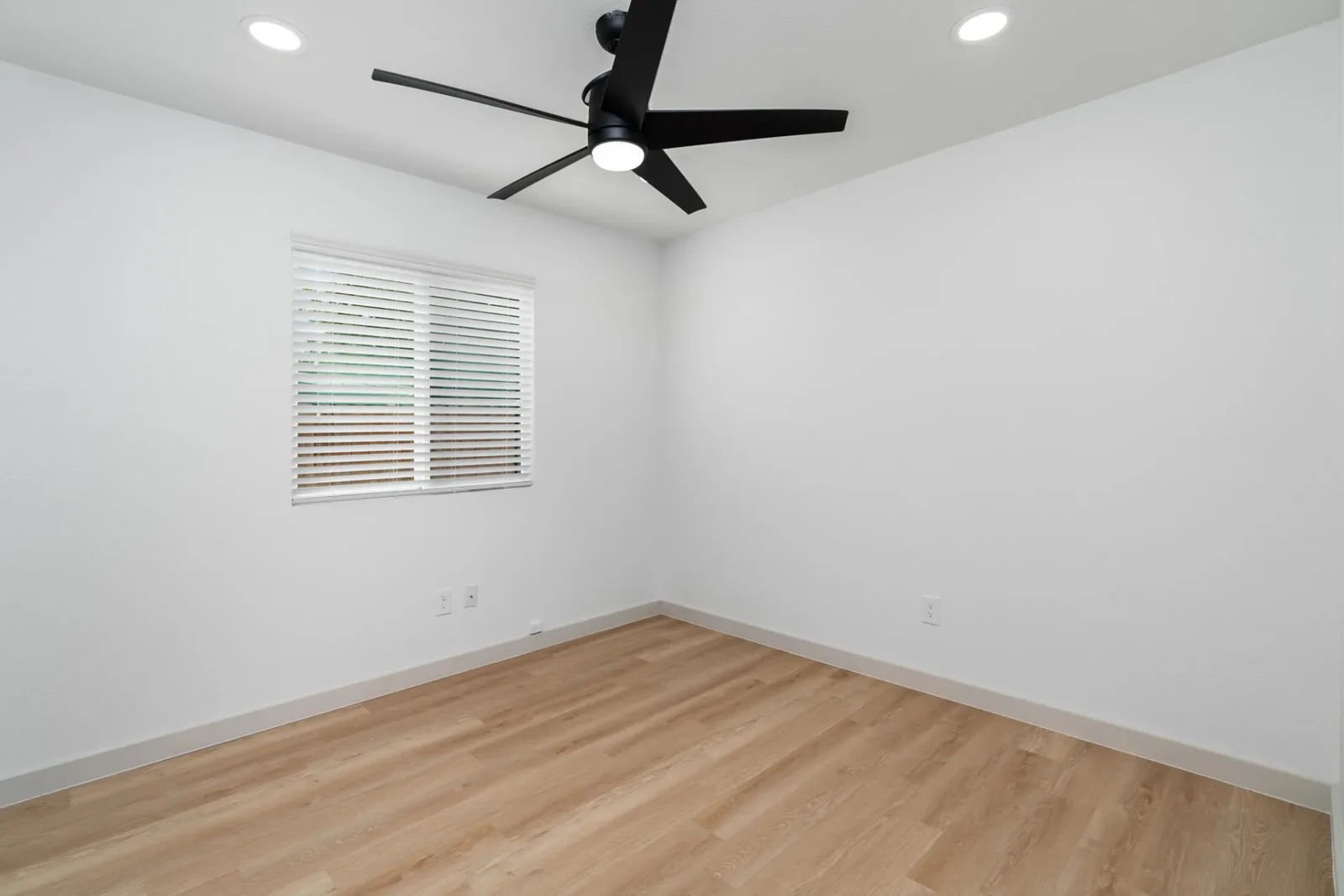/assets/sb/70566f3de0_manassas_drive_37-web-or-mls-37-0.webp