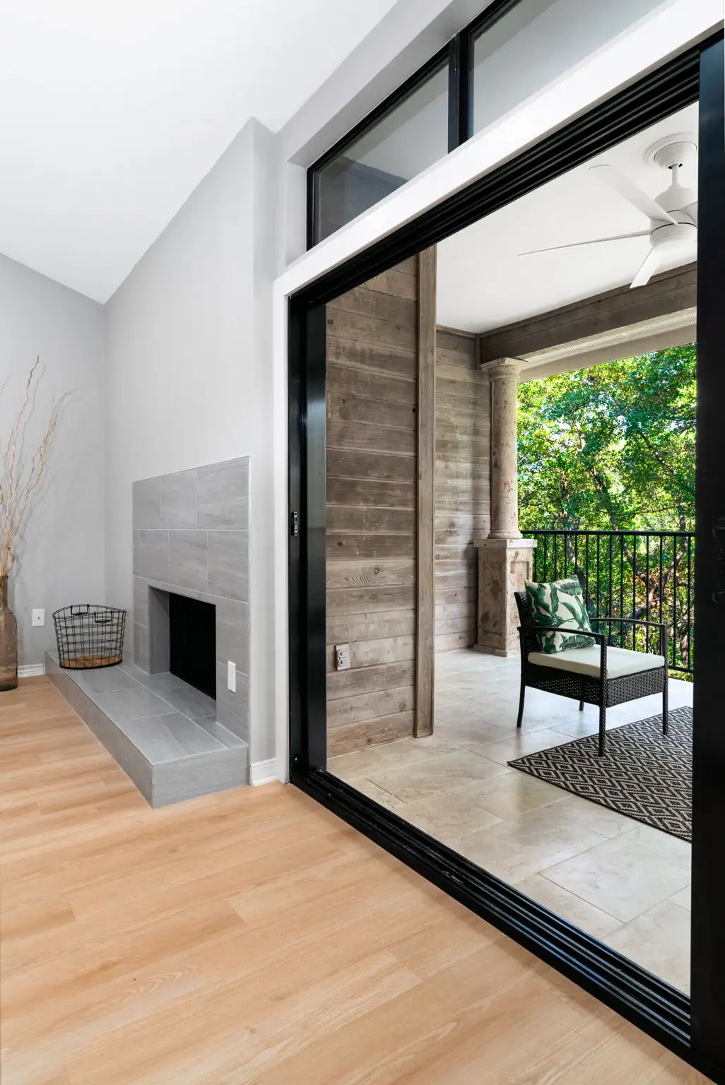 /assets/sb/77c16b8364_liberty_park_29-web-or-mls-29-0.webp