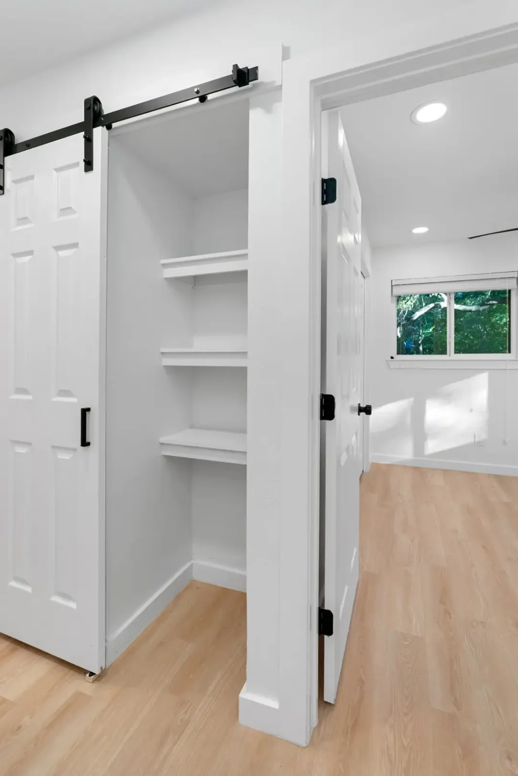 /assets/sb/888f892316_emerald_forest_22-web-or-mls-dsc07266-0.webp