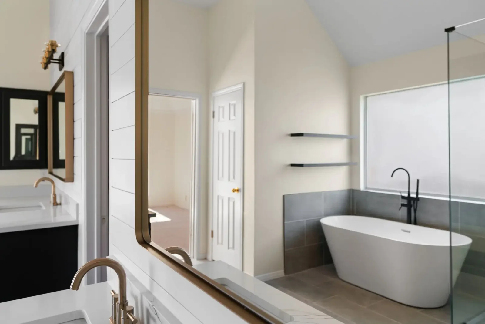 /assets/sb/e2933624d6_redmond_8-web-or-mls-dsc07086-0.webp